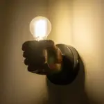 GLOBOSTAR® FIST 01138 Μοντέρνο Φωτιστικό Τοίχου - Απλίκα με Ντουί 1 x E27 AC 220-240V IP20 - Καφέ - Μ15 x Π12 x Υ12cm - Image 3