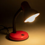GLOBOSTAR® STUDENT 01535 Μοντέρνο Επιτραπέζιο Φωτιστικό Πορτατίφ με Ντουί 1 x E27 AC 220-240V IP20 - Κόκκινο & Μαύρο - Μ12 x Π12 x Υ32cm - Image 2
