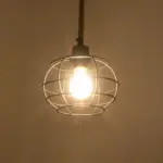 GLOBOSTAR® TALAH 203-0008 Vintage Κρεμαστό Φωτιστικό Οροφής με Ντουί 1 x E27 AC 220-240V IP20 - Μαύρο & Μπεζ - Μ20 x Π20 x Υ20cm - Image 3