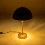 GLOBOSTAR® GAZETA 203-0305 Μοντέρνο Επιτραπέζιο Φωτιστικό Πορτατίφ με Ντουί 1 x E27 AC 220-240V IP20 - Μαύρο & Χρυσό - Μ25 x Π25 x Υ39cm - Image 2