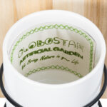 GloboStar® Artificial Garden SPETSES 20473 Επιτοίχιο Πήλινο Κεραμικό Κασπώ Γλάστρα με Ξύλινη Βάση - Flower Pot Μπεζ με Λευκό & Μαύρο Φ13cm x Υ23cm - Image 6