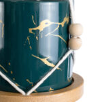 GloboStar® Artificial Garden TALLINN 20546 Κρεμαστό Διακοσμητικό Κεραμικό Κασπώ Γλάστρα - Flower Pot Πράσινο με Χρυσές Λεπτομέρειες και Μπεζ Ξύλινη Βάση Φ10 x Υ40cm - Image 6