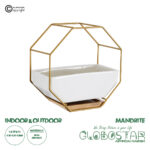 GloboStar® Artificial Garden MANDRITE 20556 Διακοσμητικό Κεραμικό Κασπώ Γλάστρα - Flower Pot Λευκό με Χρυσό Μεταλλικό Πλέγμα και Καφέ Ξύλινη Βάση Μ18 x Π10 x Υ18cm
