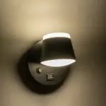 GLOBOSTAR® REGENCY 61373 Μοντέρνο Φωτιστικό Τοίχου - Απλίκα Ξενοδοχείου Reading Light με Φορτιστή USB 3A LED 8W 920lm 120° AC 220-240V IP20 Φυσικό Λευκό 4500K - Bridgelux SMD Chip & TÜV SÜD Driver - Μαύρο Ματ - Μ12 x Π12 x Υ13cm - 3 Χρόνια Εγγύηση - Image 6