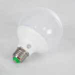 GLOBOSTAR® RGBOO 76071 Λάμπα E27 G95 με IR Ασύρματο Χειριστήριο LED 12W 780lm 260° AC 220-240V IP20 Πολύχρωμο RGB+WW Dimmable - Sanan SMD Chip - Μ9.5 x Π9.5 x Υ14cm - 2 Χρόνια Εγγύηση - Image 4
