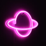 GloboStar® 78588 Φωτιστικό Ταμπέλα Φωτεινή Επιγραφή NEON LED Σήμανσης PLANET SATURN 5W με Καλώδιο Τροφοδοσίας USB - Μπαταρίας 3xAAA (Δεν Περιλαμβάνονται) - Ροζ - Image 6