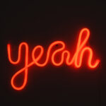 GloboStar® 78589 Φωτιστικό Ταμπέλα Φωτεινή Επιγραφή NEON LED Σήμανσης YEAH 5W με Καλώδιο Τροφοδοσίας USB - Μπαταρίας 3xAAA (Δεν Περιλαμβάνονται) - Κόκκινο - Image 5