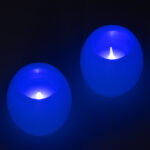 GloboStar® CANDLE 79548 ΣΕΤ 2 x Διακοσμητικά Realistic Κεράκια με LED Εφέ Κινούμενης Φλόγας - Μπαταρίας 2 x CR2032 Μπλε Μπεζ D6 x H5cm - Image 2