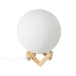 GloboStar® MOON 79607-S Επιτραπέζιο Φωτιστικό LED 3W 150lm 360° DC 5V IP20 RGB Dimmable Λευκό Πλαστικό με Μπεζ Ξύλο - Λειτουργία μόνο σε ρεύμα, χωρίς μπαταρίες - Μ20 x Π20 x Υ23cm - 2 Χρόνια Εγγύηση - Image 2