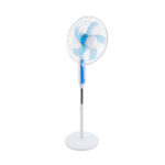 GloboStar® SOLARA-FAN 85355 Solar Fan Αυτόνομος Ηλιακός Επιδαπέδιος Ανεμιστήρας 25W 2 Λειτουργιών Ρεύματος με AC 220-240V ή με Φωτοβολταϊκό Panel 9V 12W & Επαναφορτιζόμενη Μπαταρία Li-ion 7.4V 4400mAh - 3 Ταχύτητες - Ενσωματωμένο USB 2.0 Charger Συσκευών - IP20 - Μ44 x Π37.5 x Υ132cm - Λευκό & Μπλε - 2 Years Warranty - Image 3