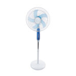 GloboStar® SOLARA-FAN 85355 Solar Fan Αυτόνομος Ηλιακός Επιδαπέδιος Ανεμιστήρας 25W 2 Λειτουργιών Ρεύματος με AC 220-240V ή με Φωτοβολταϊκό Panel 9V 12W & Επαναφορτιζόμενη Μπαταρία Li-ion 7.4V 4400mAh - 3 Ταχύτητες - Ενσωματωμένο USB 2.0 Charger Συσκευών - IP20 - Μ44 x Π37.5 x Υ132cm - Λευκό & Μπλε - 2 Years Warranty - Image 4
