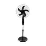 GloboStar® SOLARA-FAN 85356 Solar Fan Αυτόνομος Ηλιακός Επιδαπέδιος Ανεμιστήρας 25W 2 Λειτουργιών Ρεύματος με AC 220-240V ή με Φωτοβολταϊκό Panel 9V 12W & Επαναφορτιζόμενη Μπαταρία Li-ion 7.4V 4400mAh - 3 Ταχύτητες - Ενσωματωμένο USB 2.0 Charger Συσκευών - IP20 - Μ44 x Π37.5 x Υ132cm - Μαύρο - 2 Years Warranty - Image 4