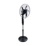 GloboStar® SOLARE-FAN 85358 Solar Fan Αυτόνομος Ηλιακός Επιδαπέδιος Ανεμιστήρας 25W 2 Λειτουργιών Ρεύματος με AC 220-240V ή με Φωτοβολταϊκό Panel 9V 15W & Επαναφορτιζόμενη Μπαταρία Li-ion 7.4V 6000mAh - 12 Ταχύτητες - Ασύρματο Χειριστήριο - Ενσωματωμένο USB 2.0 Charger Συσκευών - IP20 - Μ44 x Π37.5 x Υ132cm - Μαύρο - 2 Years Warranty - Image 3