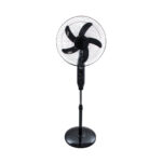 GloboStar® SOLARE-FAN 85358 Solar Fan Αυτόνομος Ηλιακός Επιδαπέδιος Ανεμιστήρας 25W 2 Λειτουργιών Ρεύματος με AC 220-240V ή με Φωτοβολταϊκό Panel 9V 15W & Επαναφορτιζόμενη Μπαταρία Li-ion 7.4V 6000mAh - 12 Ταχύτητες - Ασύρματο Χειριστήριο - Ενσωματωμένο USB 2.0 Charger Συσκευών - IP20 - Μ44 x Π37.5 x Υ132cm - Μαύρο - 2 Years Warranty - Image 4