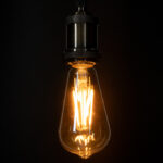GLOBOSTAR® PEAR 99047 Λάμπα E27 ST64 LED 10W 900lm 360° AC 220-240V IP20 Ultra Θερμό Λευκό 2200K Dimmable - Long Filament Chip - Μελί - Μ6.4 x Π6.4 x Υ14cm - 3 Χρόνια Εγγύηση - Image 5