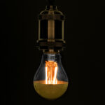 GLOBOSTAR® GLOBE 99107 Λάμπα E27 A60 LED 8W 840lm 320° AC 220-240V IP20 Ultra Θερμό Λευκό 2200K Dimmable - Filament Chip - Διάφανο με Χρυσό Ανεστραμμένο Καθρέπτη - Μ6 x Π6 x Υ11cm - 3 Χρόνια Εγγύηση - Image 2
