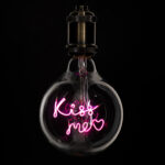 GLOBOSTAR® KISS ME 99256 Λάμπα E27 G125 LED 4W 340lm 360° AC 220-240V IP20 Ροζ Dimmable - Filament Chip - Διάφανο - Μ12.5 x Π12.5 x Υ18cm - 3 Χρόνια Εγγύηση - Image 2